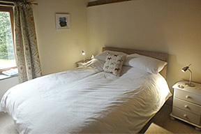 Annies Cottage - king size zip and link bed in double room