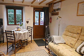 Annies Cottage - dining table